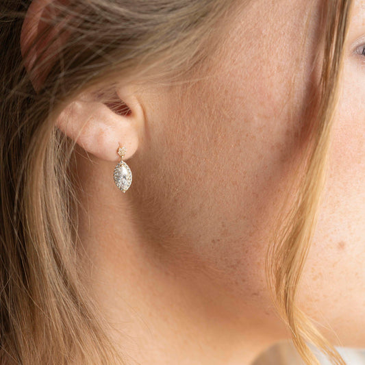 Øredobber i 14 karat gult gull med zirkonia 16 mm, bilde 2 av 3