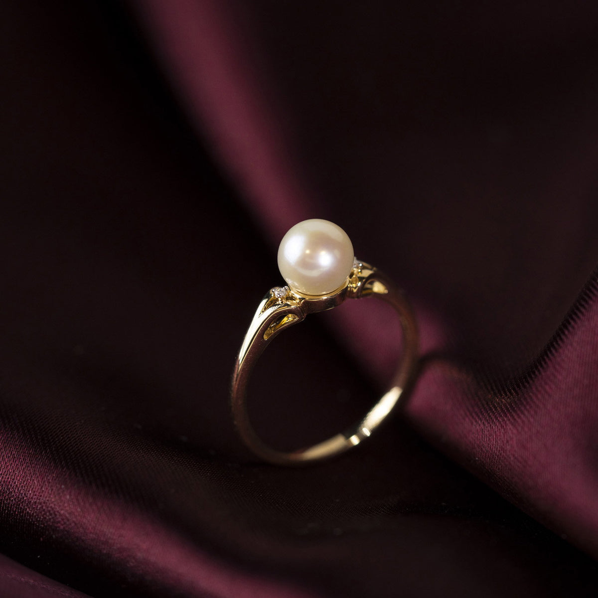 Ring i 14 karat gult gull med ferskvannsperle og diamant, bilde 3 av 3