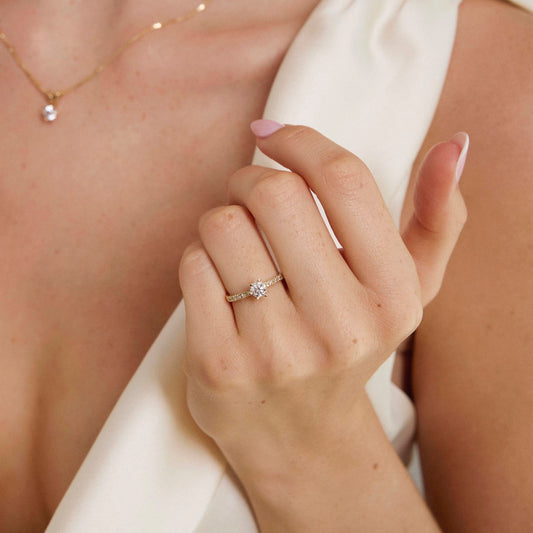 Vida ring til dame i 585 gult gull med diamant, str. 50-60, nr. 7163050