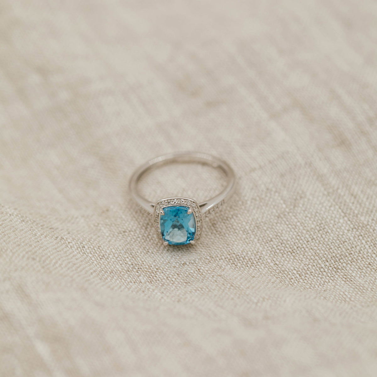 Ring i 14 karat hvitt gull med topas og diamant 0,10 ct, bilde 4 av 4
