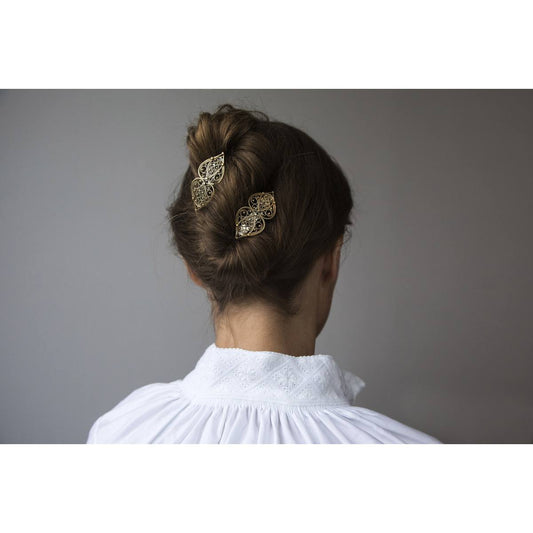 Hårspenne hjartefiligran med raud stein, lita, kvit 800347 - Bjerveur.noHårspenne hjartefiligran med raud stein, lita, kvit 800347