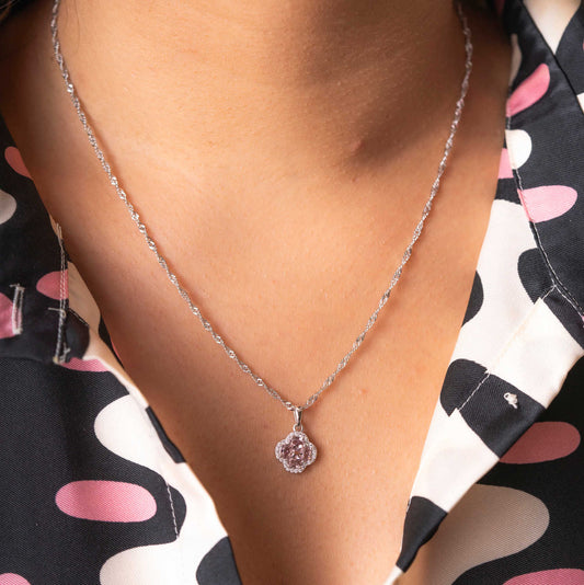 Ivy smykke i 925 rhodinert sølv med rosa 991978 - Bjerveur.noIvy smykke i 925 rhodinert sølv med rosa 991978