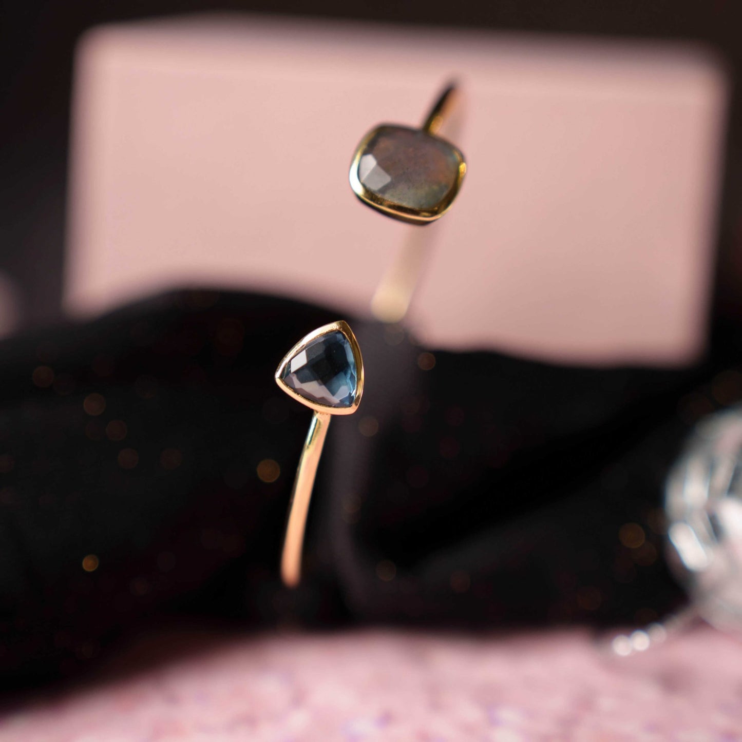 Mirage armring med blå stener 992484 - Bjerveur.noMirage armring med blå stener 992484