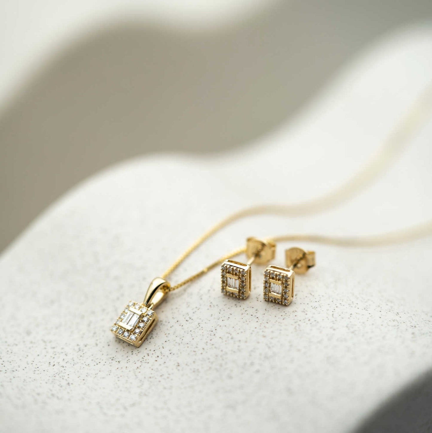 ØREDOBBER I GULL MED DIAMANT 0,15 CT WSI 24150012 - Bjerveur.noØREDOBBER I GULL MED DIAMANT 0,15 CT WSI 24150012