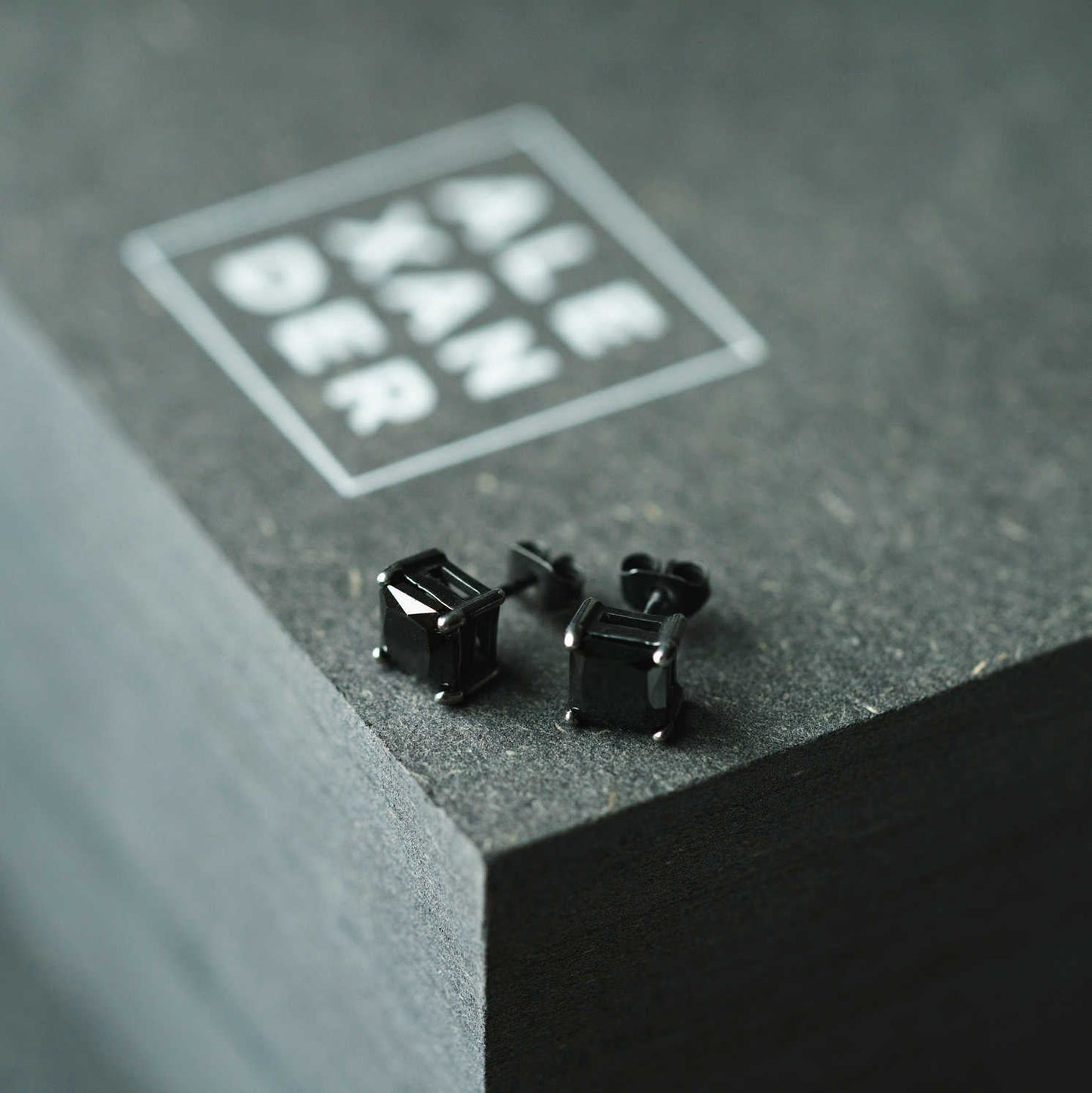 ØREDOBBER I STÅL MED SORT ZIRKONIA M 972545 - Bjerveur.noØREDOBBER I STÅL MED SORT ZIRKONIA M 972545