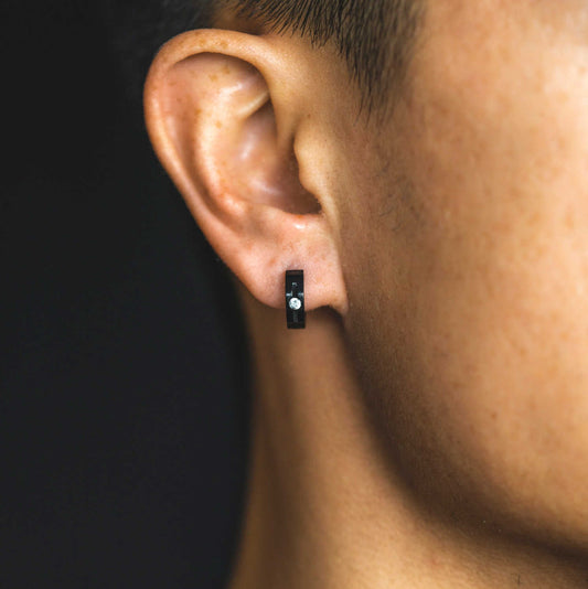 ØRERINGER I STÅL MED ZIRKONIA, SORT 972533 - Bjerveur.noØRERINGER I STÅL MED ZIRKONIA, SORT 972533