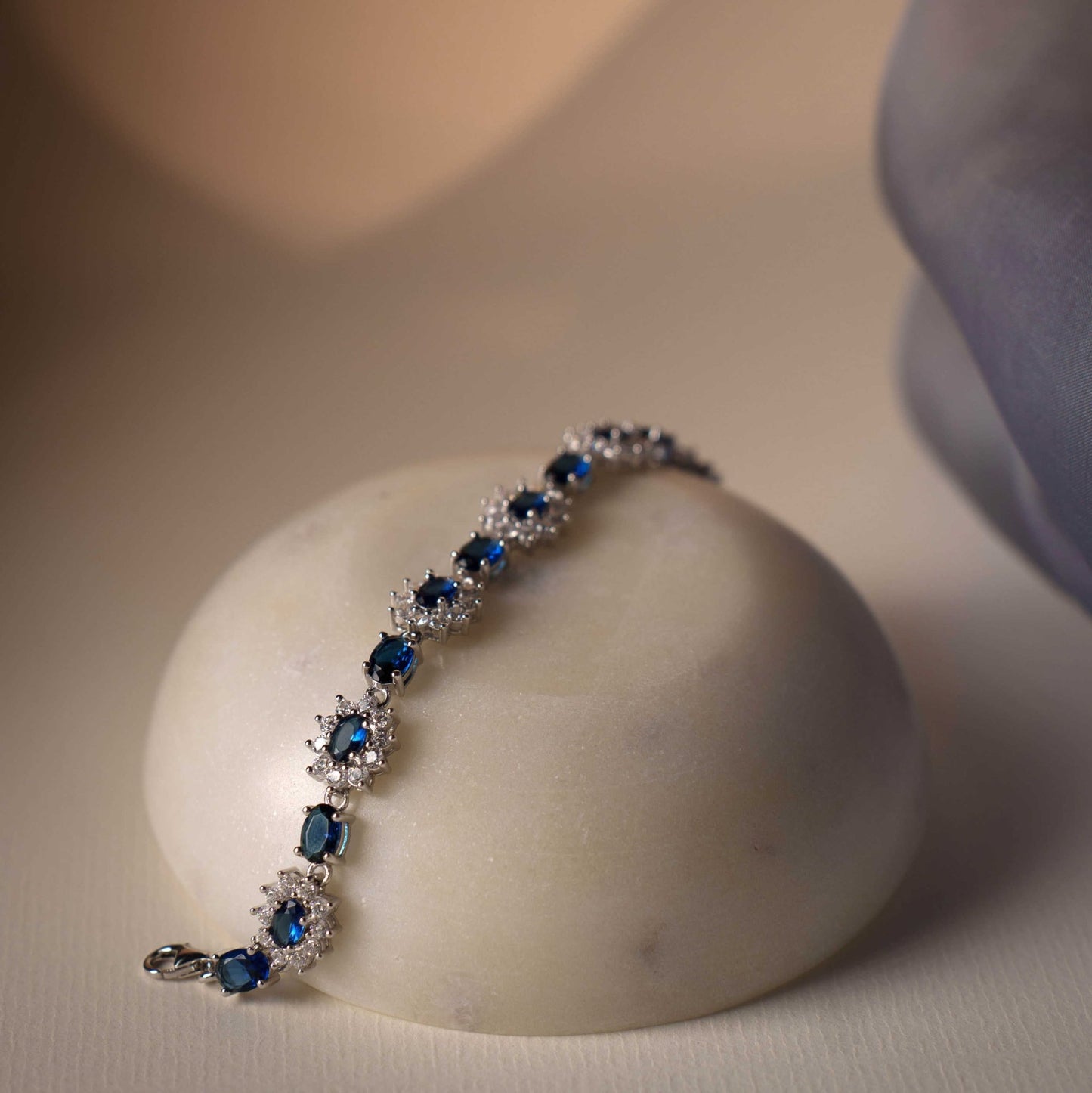 Royal armbånd i sølv med blå sten 992442 - Bjerveur.noRoyal armbånd i sølv med blå sten 992442