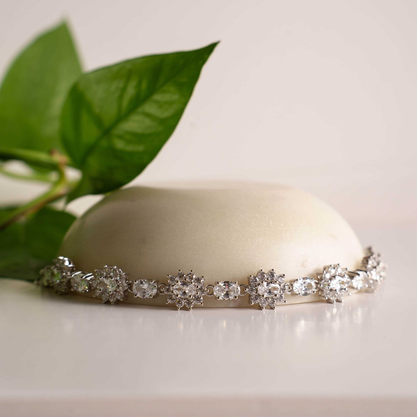 Royal armbånd i sølv med hvit sten 992446 - Bjerveur.noRoyal armbånd i sølv med hvit sten 992446