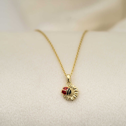 Smykke i sølv med blomst og marihøne 25459 - Bjerveur.noSmykke i sølv med blomst og marihøne 25459