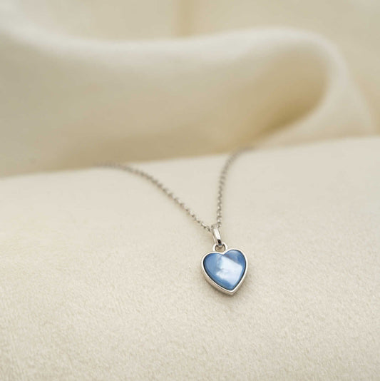 Smykke i sølv med lys blå perle hjerte 25516 - Bjerveur.noSmykke i sølv med lys blå perle hjerte 25516