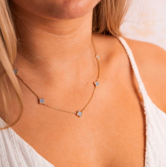 Smykke i sølv med lyseblå kløver 992255 - Bjerveur.noSmykke i sølv med lyseblå kløver 992255