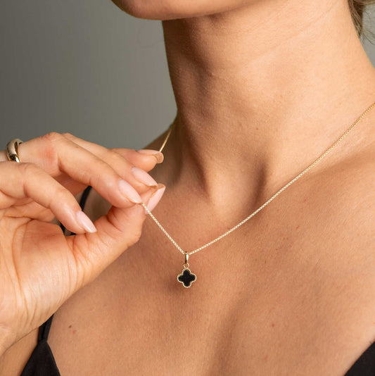 SMYKKE I SØLV MED SORT KLØVER 991784 - Bjerveur.noSMYKKE I SØLV MED SORT KLØVER 991784