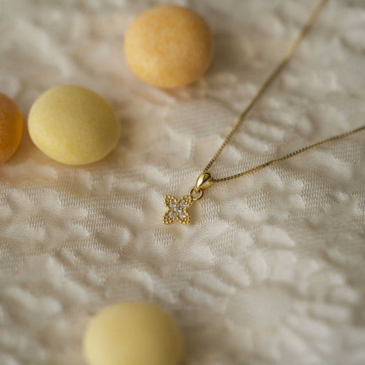 SMYKKE I SØLV MED ZIRKONIA BLOMST 25311 - Bjerveur.noSMYKKE I SØLV MED ZIRKONIA BLOMST 25311