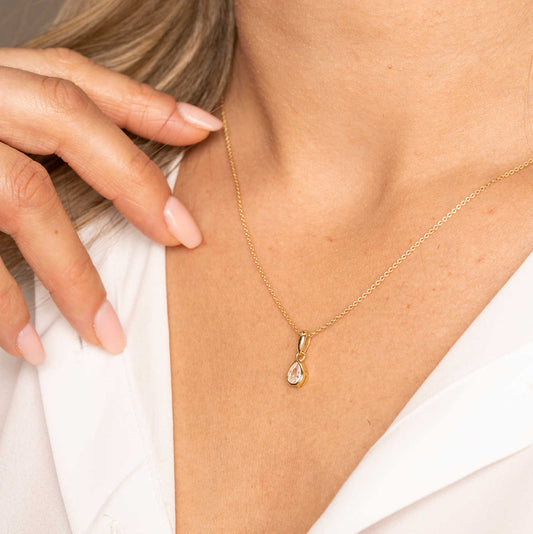 SMYKKE I SØLV MED ZIRKONIA DRÅPE 991911 - Bjerveur.noSMYKKE I SØLV MED ZIRKONIA DRÅPE 991911