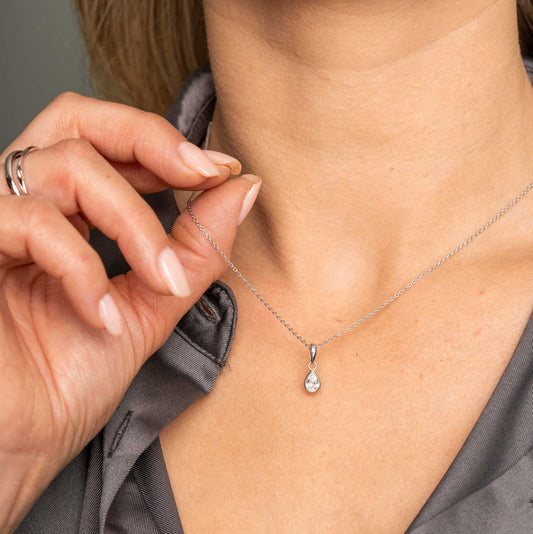 SMYKKE I SØLV MED ZIRKONIA DRÅPE 991912 - Bjerveur.noSMYKKE I SØLV MED ZIRKONIA DRÅPE 991912