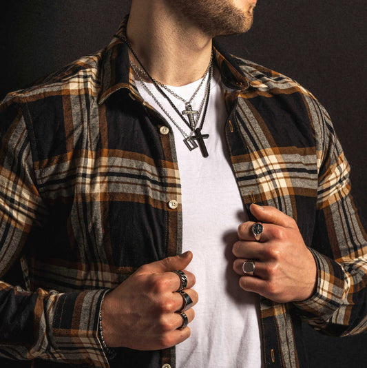 SMYKKE I STÅL, KORS, SORT 972521 - Bjerveur.noSMYKKE I STÅL, KORS, SORT 972521