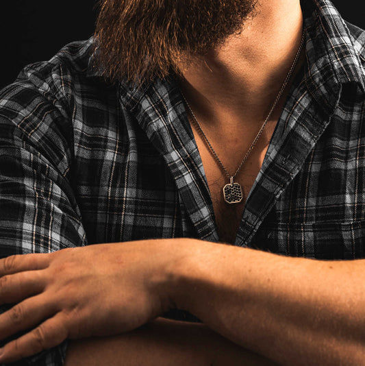 Stark smykke i stål med sorte stener 972602 - Bjerveur.noStark smykke i stål med sorte stener 972602