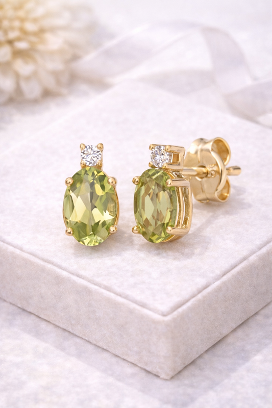 Ørepynt i 14K gult gull med peridot og zirkon – et friskt og elegant gullsmykke
