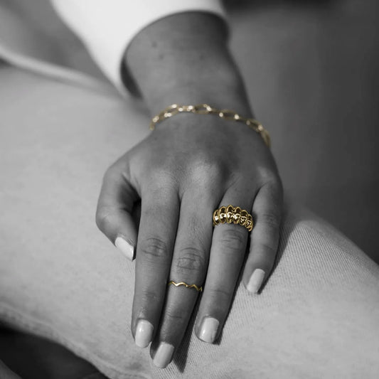 Belt ring i forgylt sølv – en statement-ring med tydelig form - Bjerveur.no