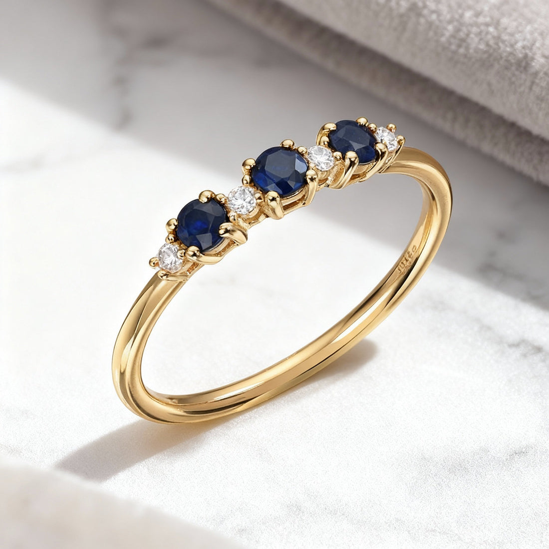 Eleganse i blått og gull - safir ringen som stråler av tidløs skjønnhet - Bjerveur.no