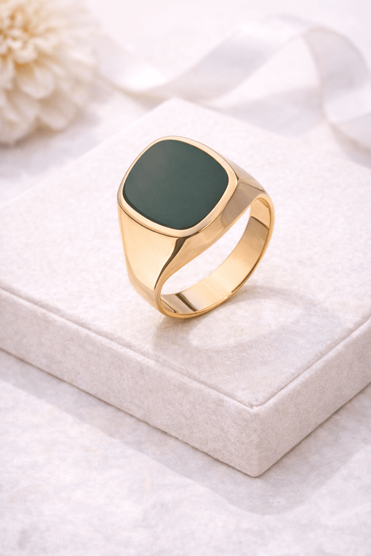 Herrering i 14K gult gull med jade – en markant signetring med tyngde - Bjerveur.no