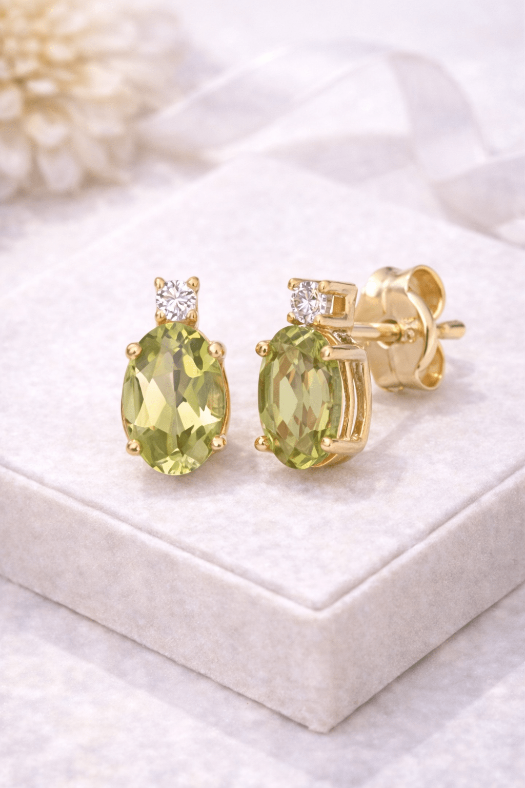 Ørepynt i 14K gult gull med peridot og zirkon – et friskt og elegant gullsmykke - Bjerveur.no