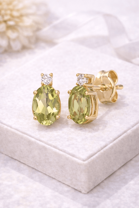 Ørepynt i 14K gult gull med peridot og zirkon – et friskt og elegant gullsmykke - Bjerveur.no
