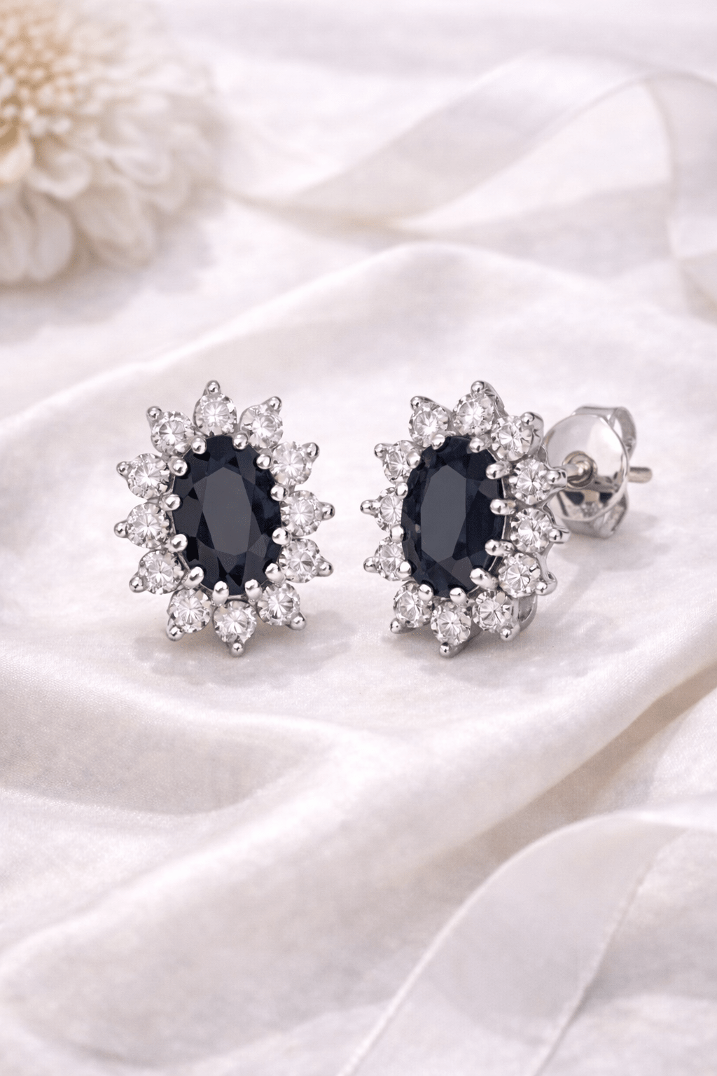 Ørepynt i hvitt gull med sort safir og diamanter – rosettøredobber med klassisk eleganse - Bjerveur.no