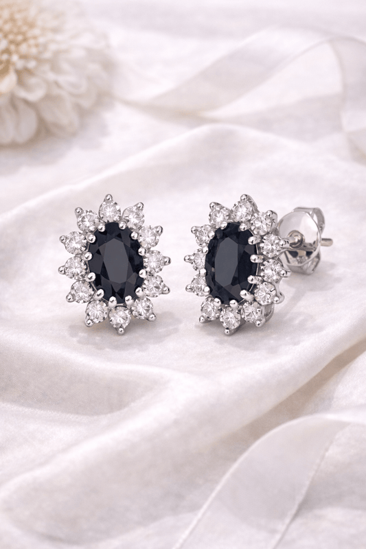 Ørepynt i hvitt gull med sort safir og diamanter – rosettøredobber med klassisk eleganse - Bjerveur.no