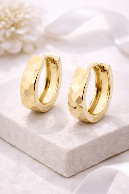 Øreringer i 14 karat gull – klassiske gulløreringer med moderne overflate - Bjerveur.no