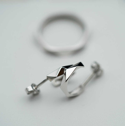 Skulpturell minimalisme – Fasett øredobber i hvitt gull fra EC Originals - Bjerveur.no