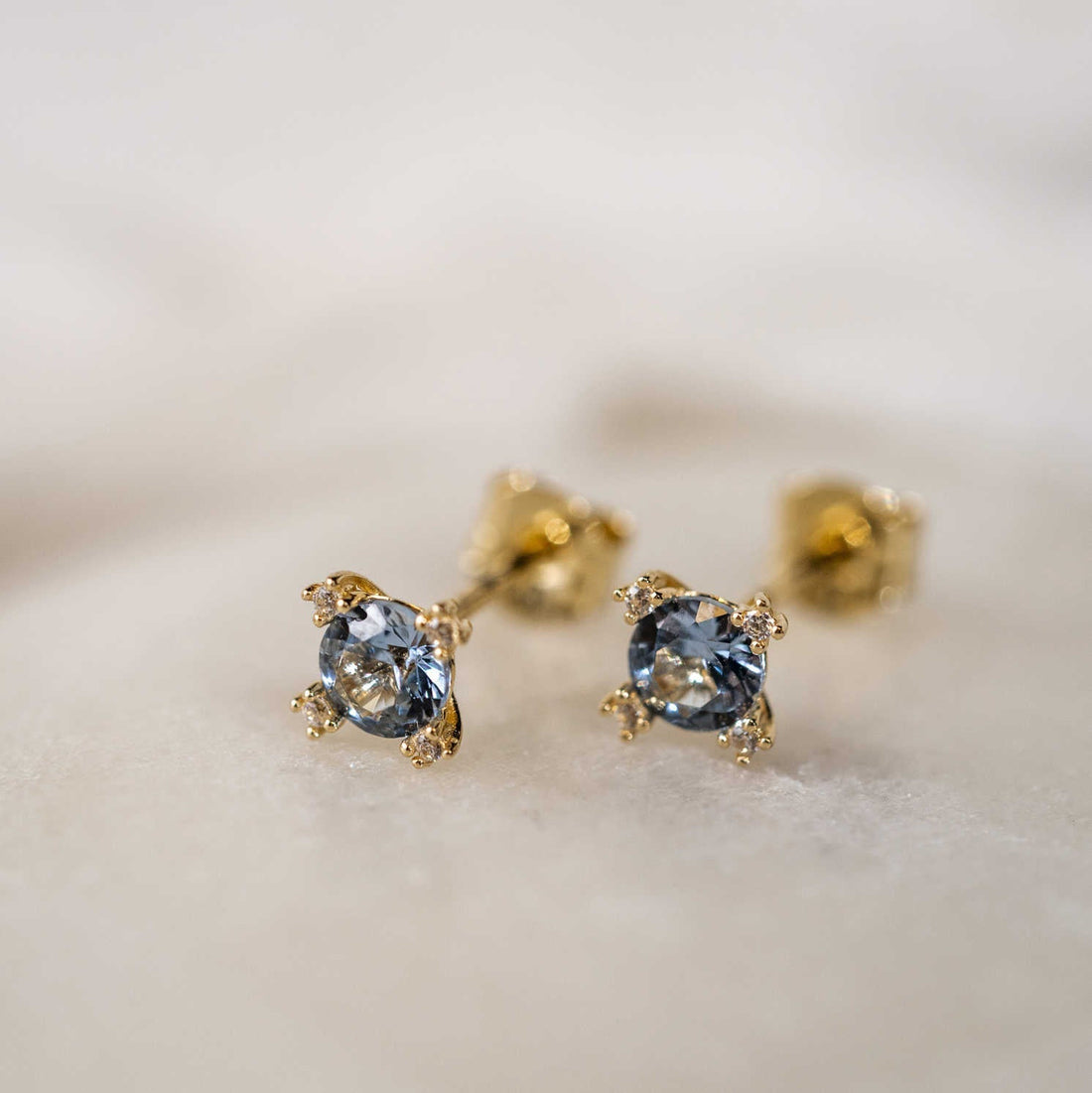 Strålende enkelt – klassiske øredobber i gull med zirkonia fra Pan Jewelry - Bjerveur.no
