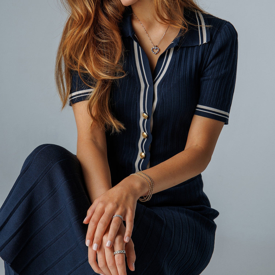 Tennisarmbånd i gull med rubiner og diamanter – tidløs luksus i hver detalj - Bjerveur.no