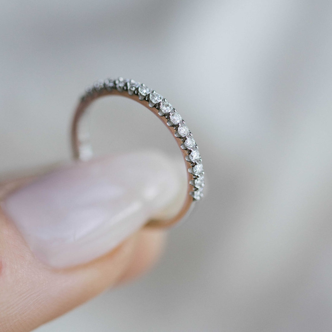 Tidløs eleganse – alliansering i hvitt gull med 0,25ct diamanter fra EC - Bjerveur.no