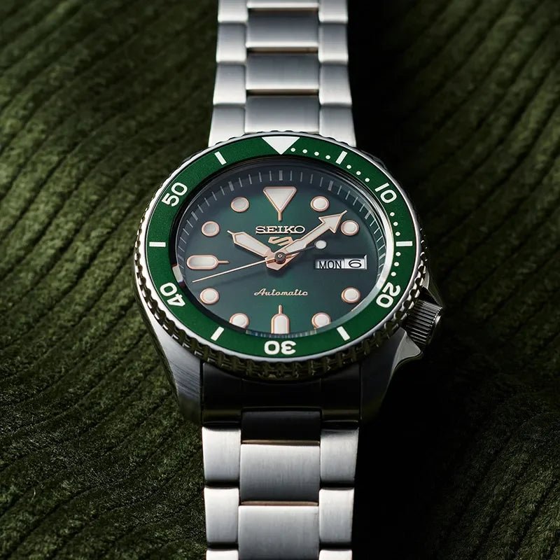Tidløs stil til store øyeblikk – Seiko 5 Sports SRPD63K1 - Bjerveur.no