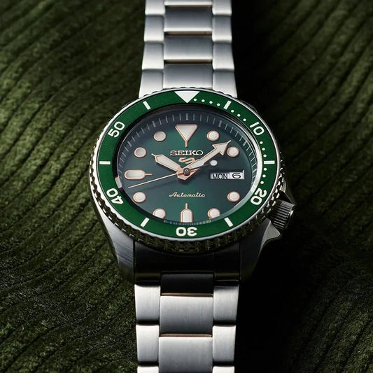 Tidløs stil til store øyeblikk – Seiko 5 Sports SRPD63K1 - Bjerveur.no