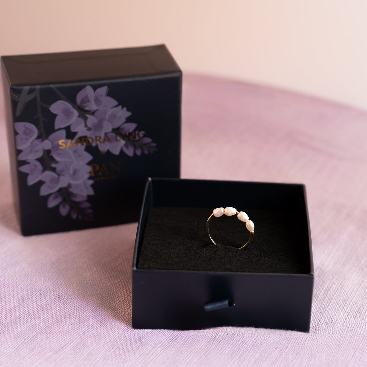 Sandra Lyng ring i forgylt sølv med ferskvannsperle, 4 mm, bilde 3 av 3
