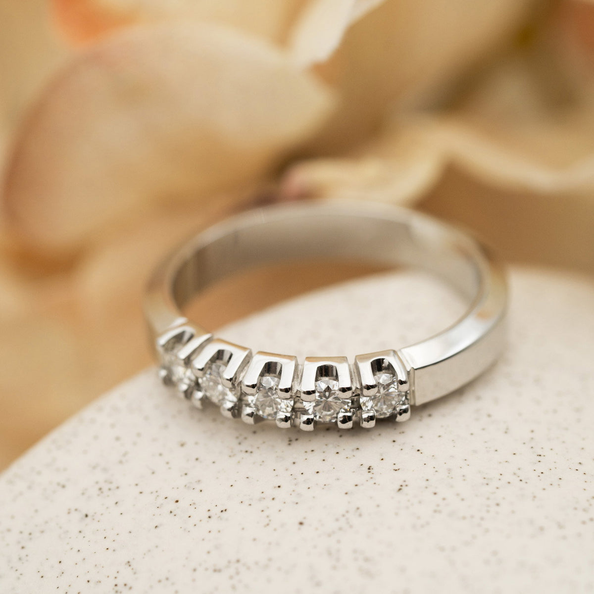 Sigma ring i 14 karat hvitt gull med diamant 3,8 mm, bilde 3 av 3