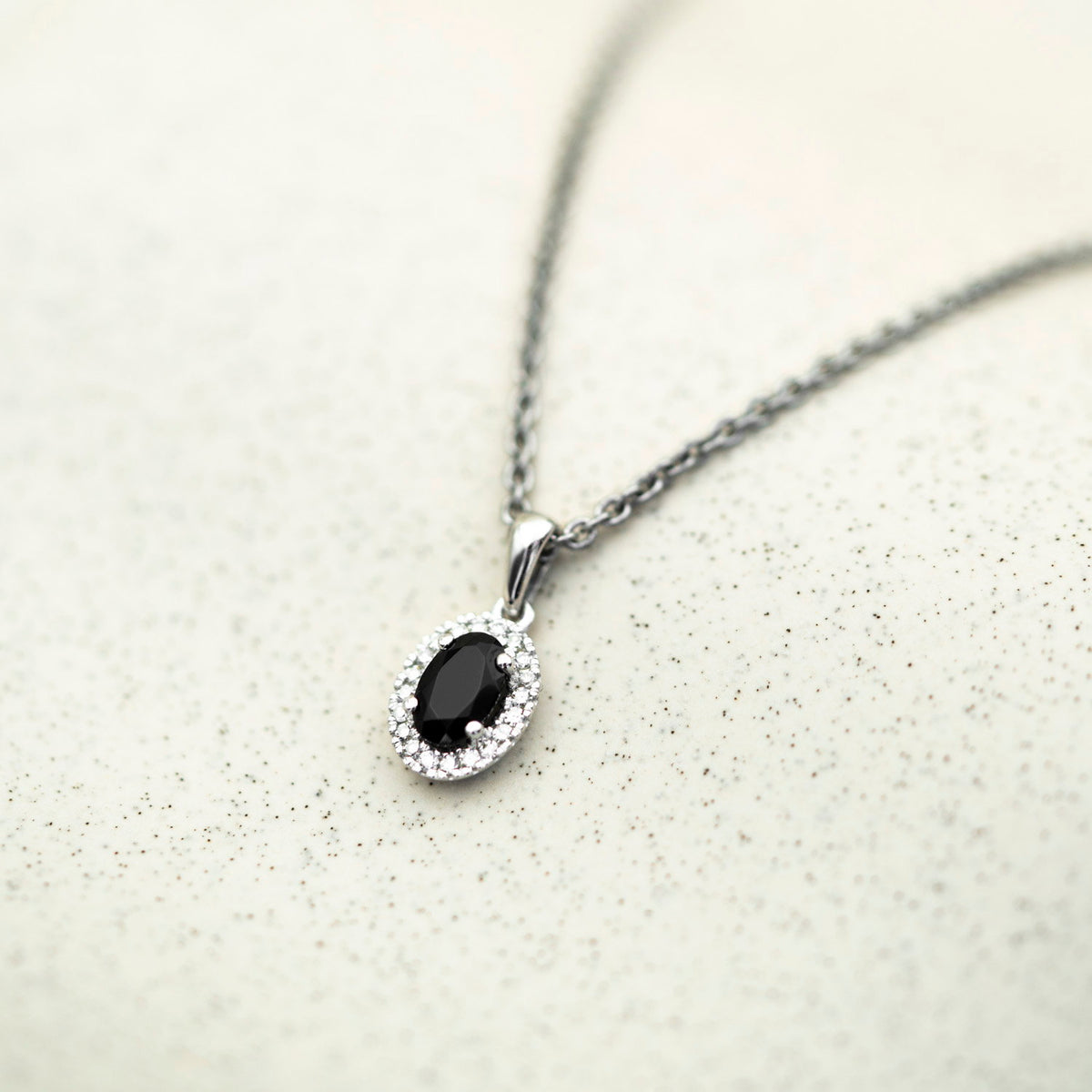 Anheng i hvitt gull med diamant 0,08 ct
