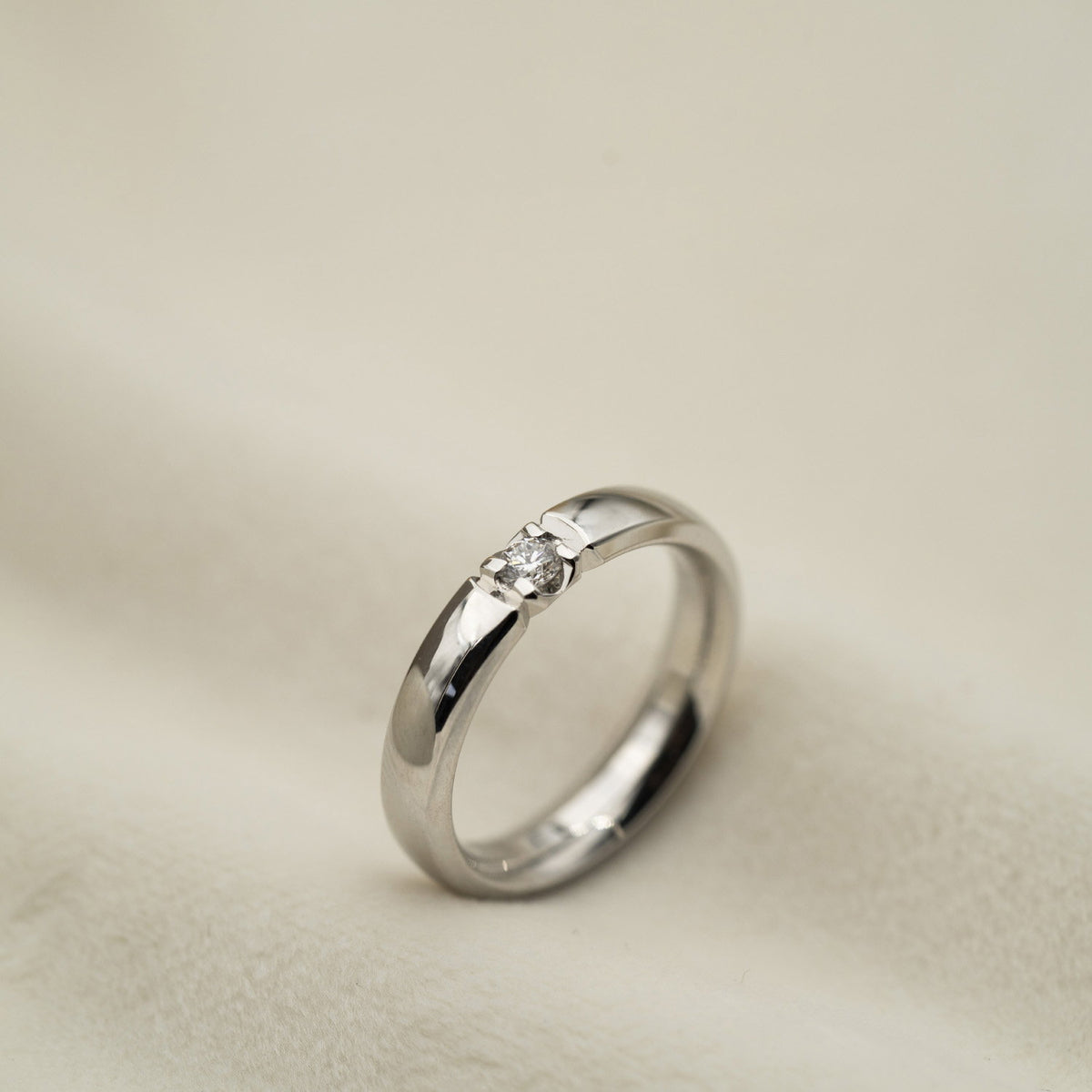 Beta alliansering i 14 karat hvitt gull med diamant 0,10 ct TWSI, bilde 3 av 3