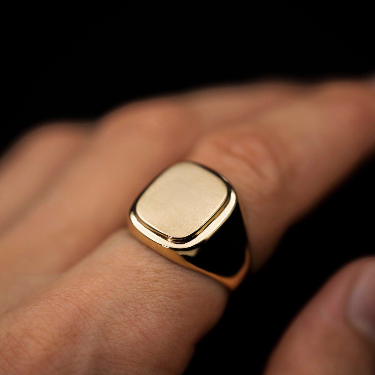 Ring i 14 karat gult gull, blank og matt, plate 12 x 14 mm, bilde 2 av 4