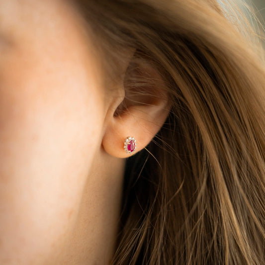 Øredobber i 14 karat hvitt gull med diamant 0,08 ct og rubin, bilde 2 av 4