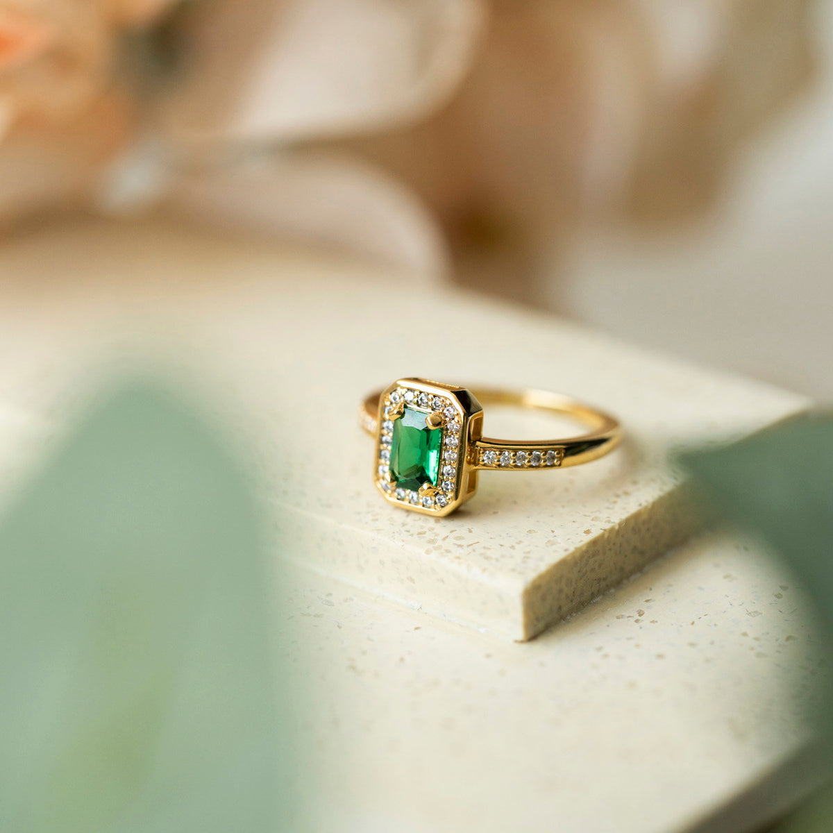 Ring i forgylt sølv med grønn zirkonia, bredde 8 mm, bilde 2 av 2