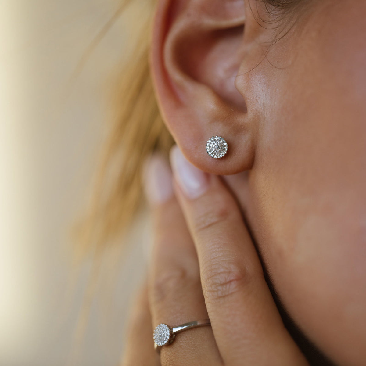 Ring i 585 hvitt gull med diamant 0,06 ct, bredde 6 mm, bilde 3 av 4