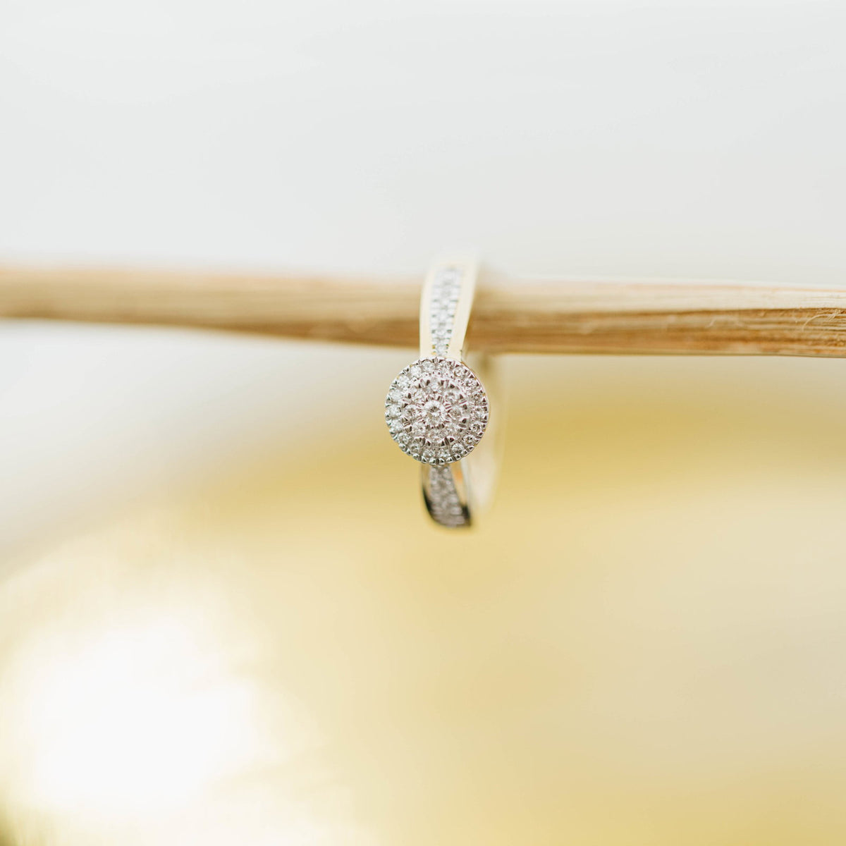 Ring i gult gull med diamant 0,15 ct, bredde 6,9 mm, bilde 5 av 5