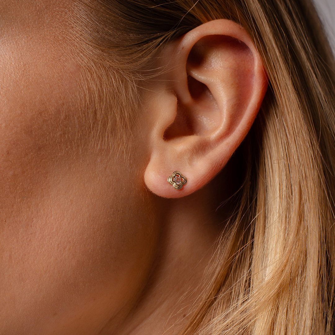 Øredobber i gult gull med zirkonia 6 x 6 mm, bilde 2 av 3