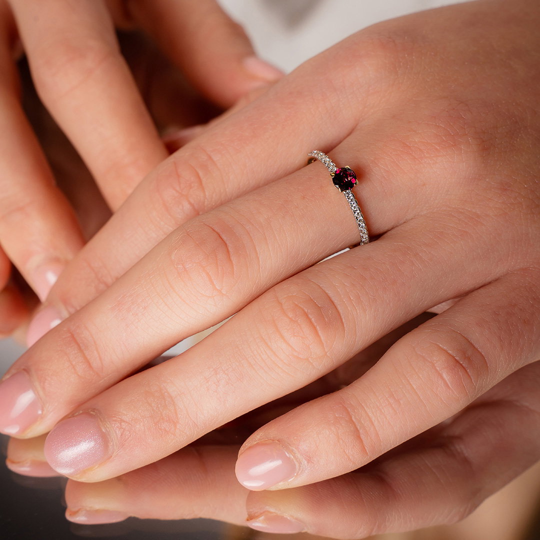 Ring i 585 gult gull med diamanter og rhodolitt 4 mm, bilde 2 av 3