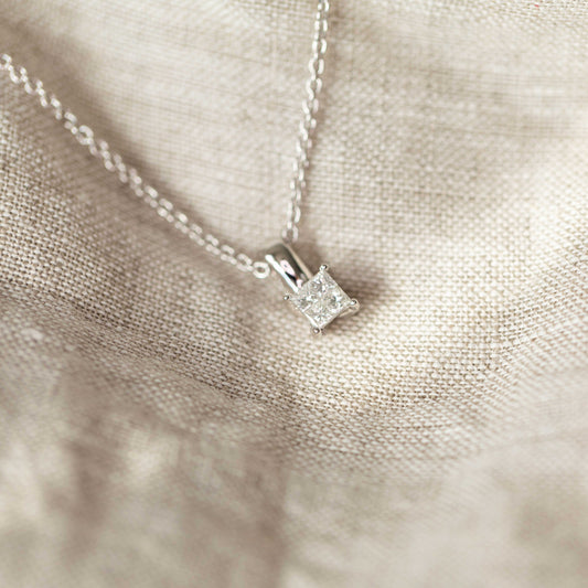 ANHENG I GULL MED DIAMANT 0,20 CT WSI 1616013