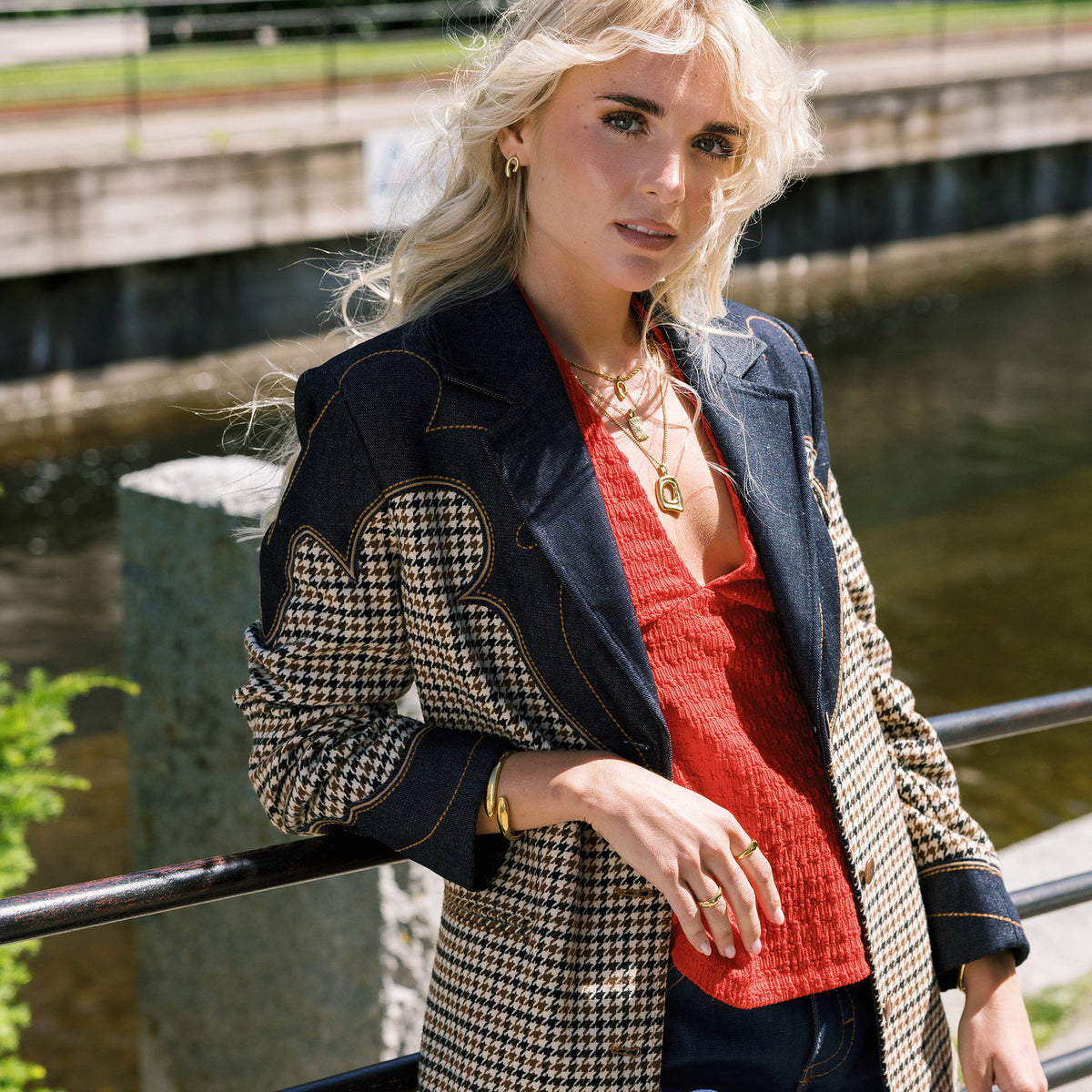 Frida Leonore armring i forgylt stål, Rise Open 9 mm bred, bilde 5 av 8