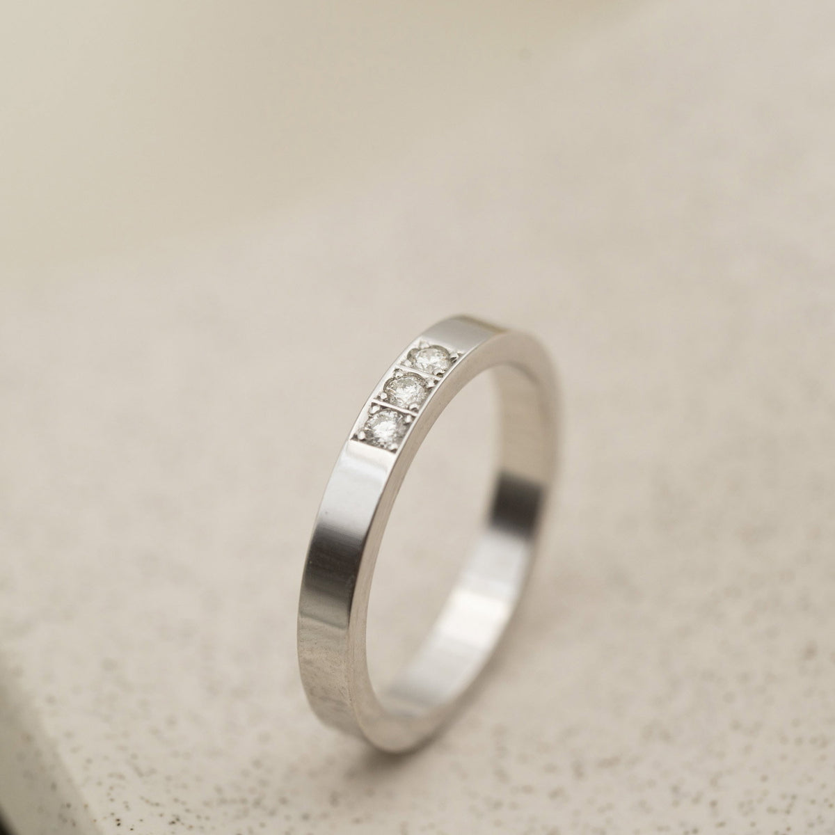 Delta ring i hvitt gull med diamant 0,09 ct, 3 mm, bilde 2 av 4